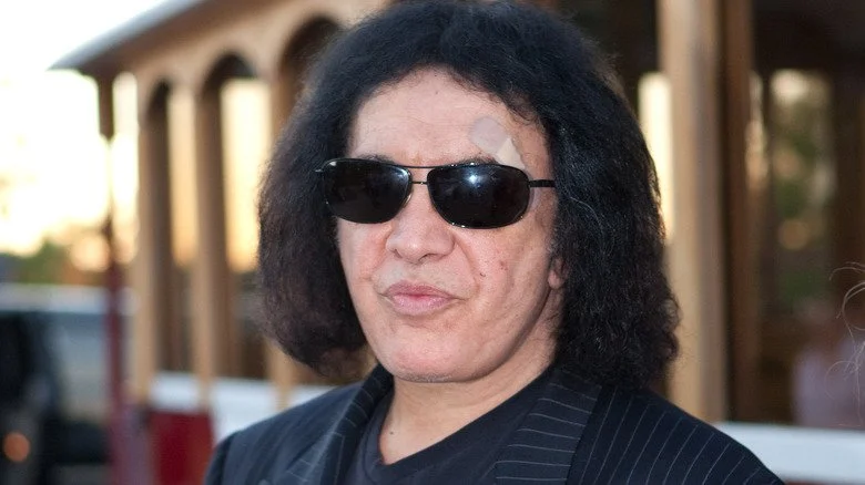 Gene Simmons posant pour une photo