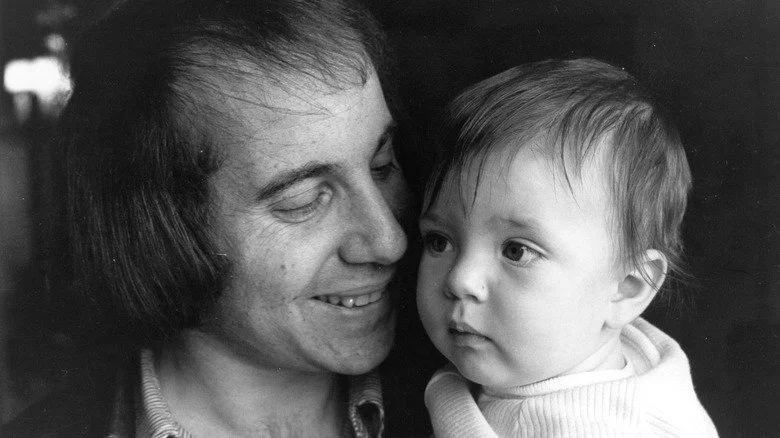 Paul et Harper Simon posant pour une photo