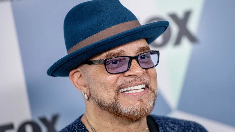 Sinbad souriant en profil avec un chapeau