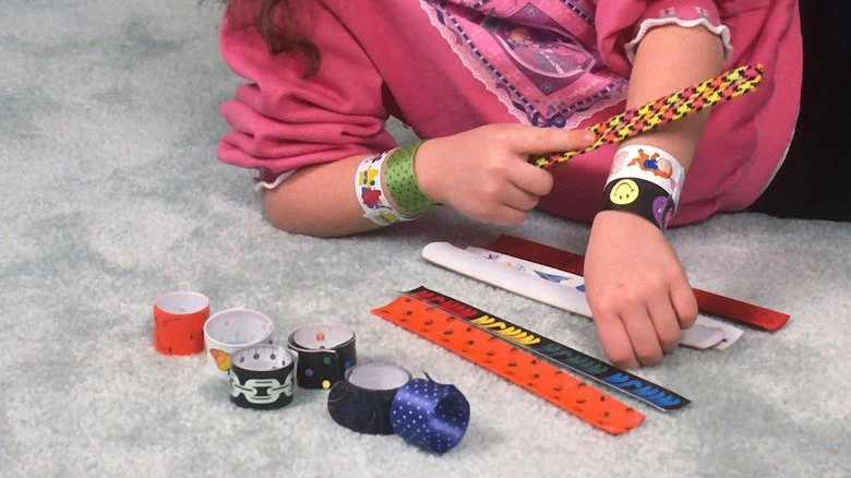 Fille jouant avec des bracelets slap