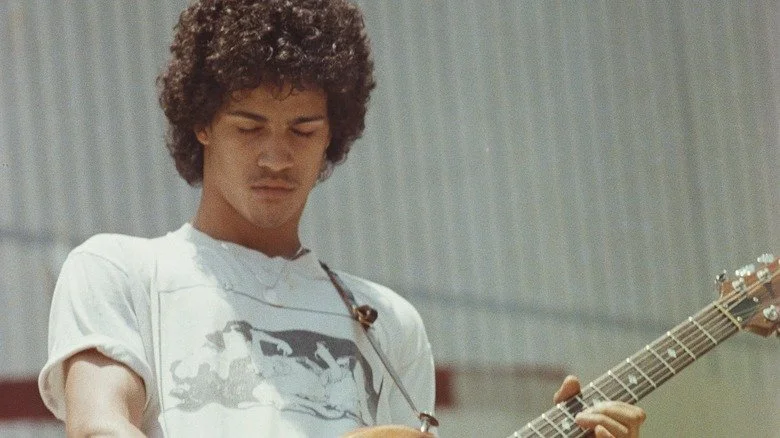 Slash adolescent jouant de la guitare