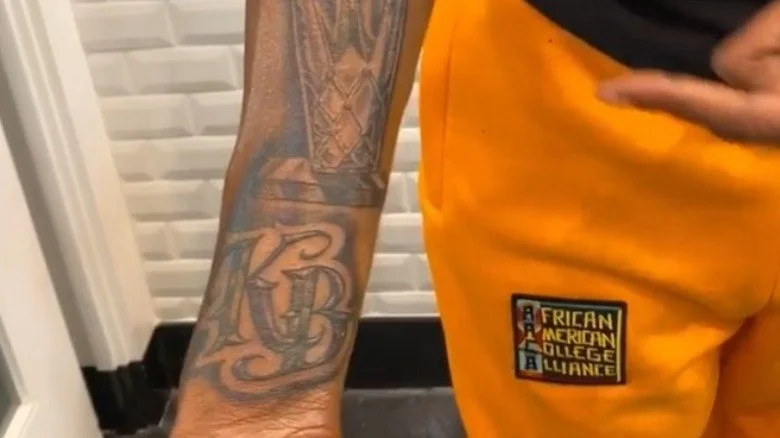Tatouage Lakers de Snoop Dogg avec hommage à Kobe Bryant