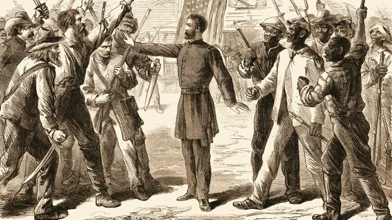 Soldat séparant des ouvriers noirs et blancs