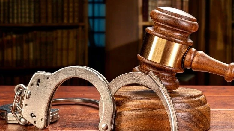 Marteau de juge et menottes