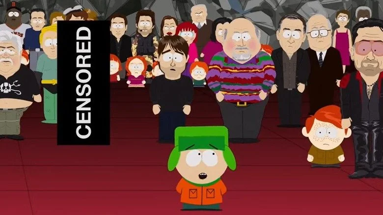 Kyle faisant un discours dans South Park avec un personnage censuré par une barre noire