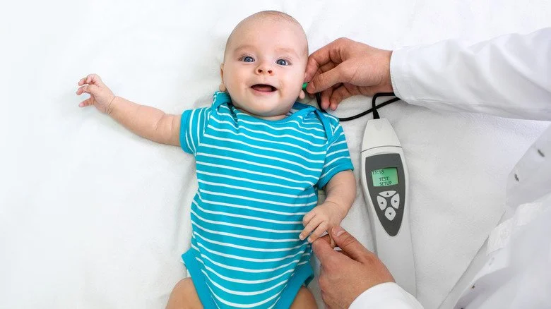 Bébé passant un test auditif incluant des émissions otoacoustiques