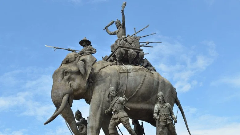 Statue d'un éléphant de guerre avec des cavaliers