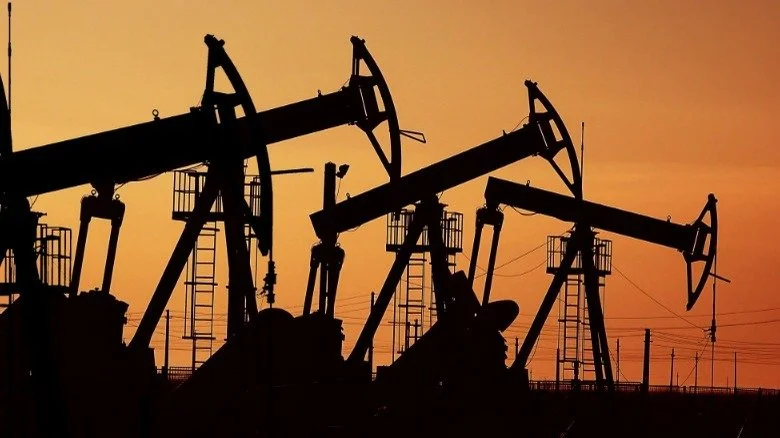 Champ pétrolier avec plates-formes de forage