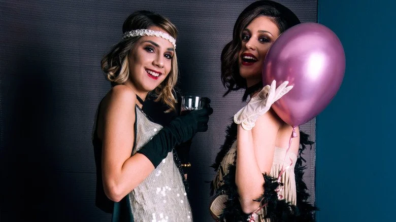 Jeunes femmes flappers des années 1920