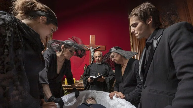 Cercueil ouvert lors d’un enterrement religieux