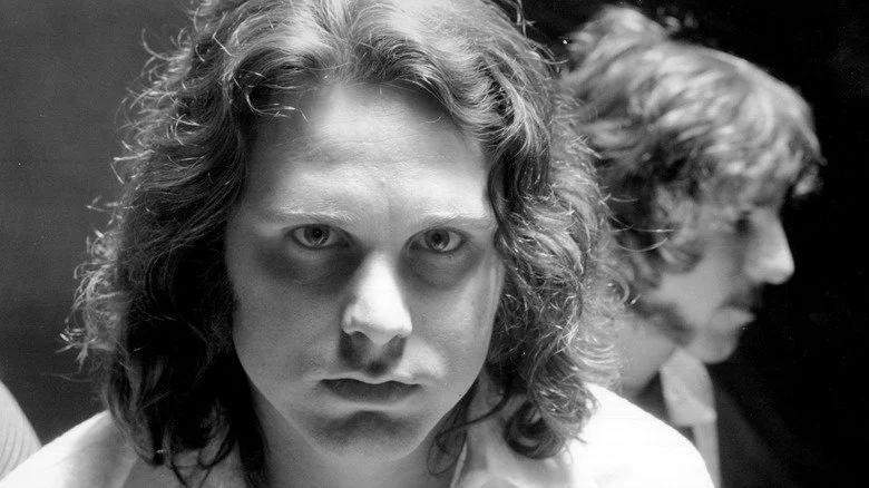 Jim Morrison des Doors regardant au loin