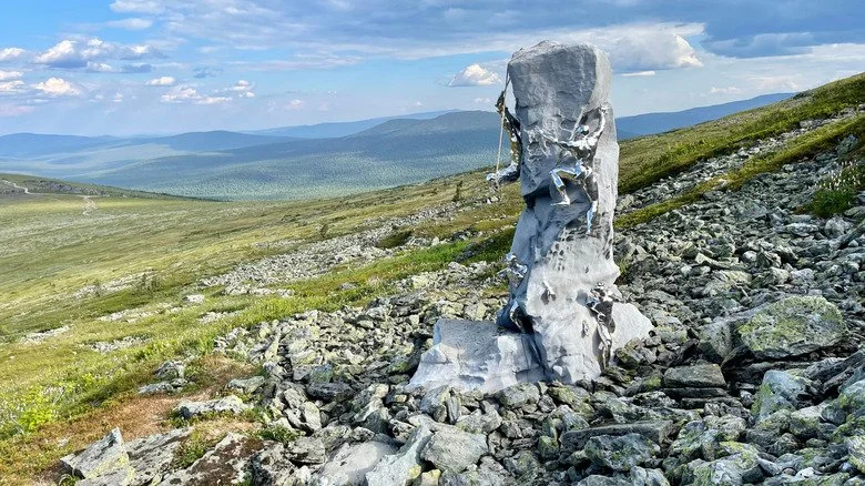 Monument en pierre sur le site de l'incident du passage Dyatlov