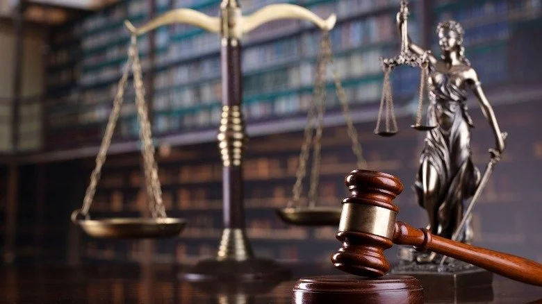 Statue de la justice avec un marteau