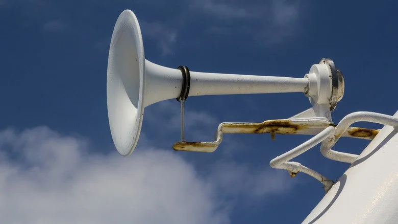 Corne de brume au ciel bleu
