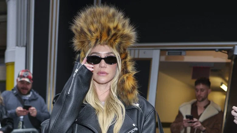 Kesha portant un chapeau inspiré de l’ushanka, avril 2025