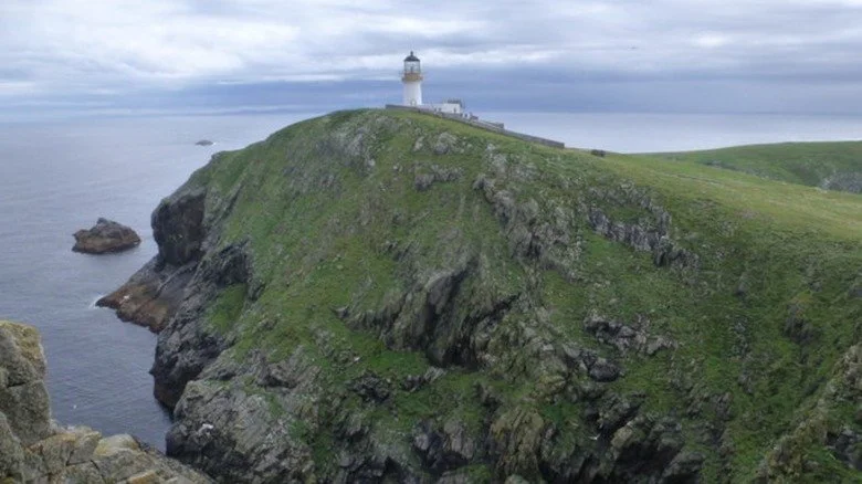 Phare des îles Flannan sur une falaise en bord de mer