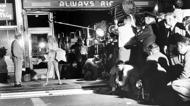 Marilyn Monroe et Tom Ewell pendant le tournage de la fameuse scène de la jupe qui s'envole, New York, 1954