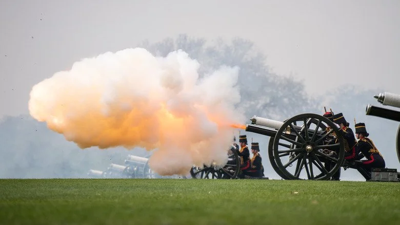 Soldats britanniques tirant des canons lors du Trooping of the Colour