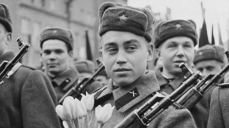 Soldats soviétiques portant des ushankas en Allemagne
