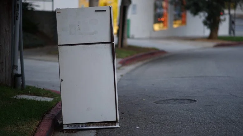Réfrigérateur posé dans la rue