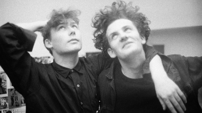 Jim et William Reid des Jesus and Mary Chain regardant vers le haut