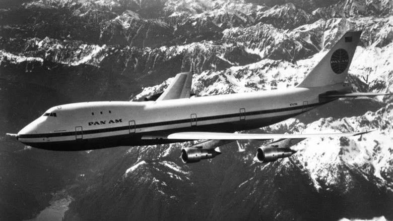 Pan Am 747 au-dessus des montagnes