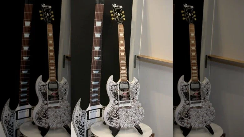 La guitare Eden of Coronet exposée sur son présentoir