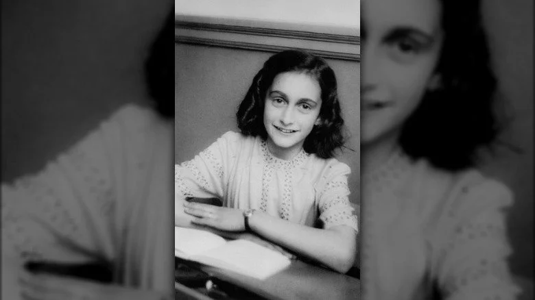 Anne Frank écrivant