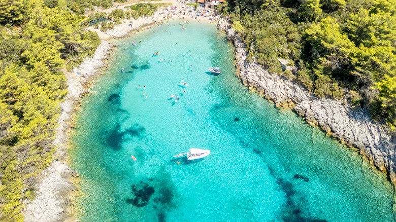 La mer Adriatique entourant l’île de Korcula en Croatie, site de la découverte de l’établissement ancien