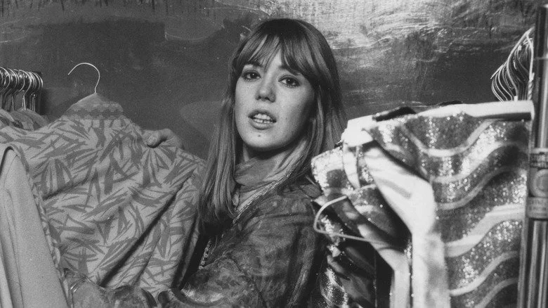 Jenny Boyd en train de trier des vêtements