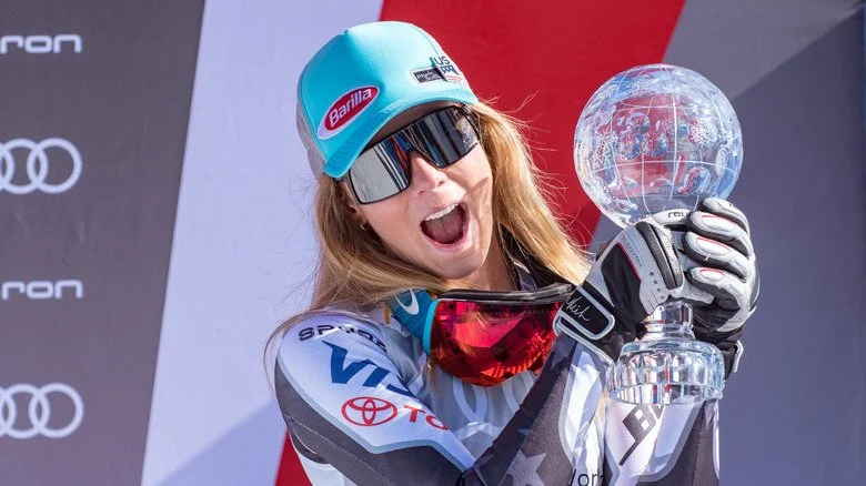 Mikaela Shiffrin tenant un trophée