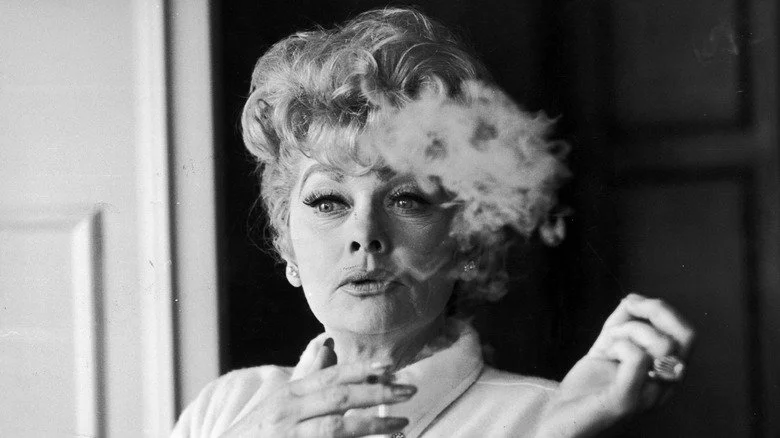 Lucille Ball fumant