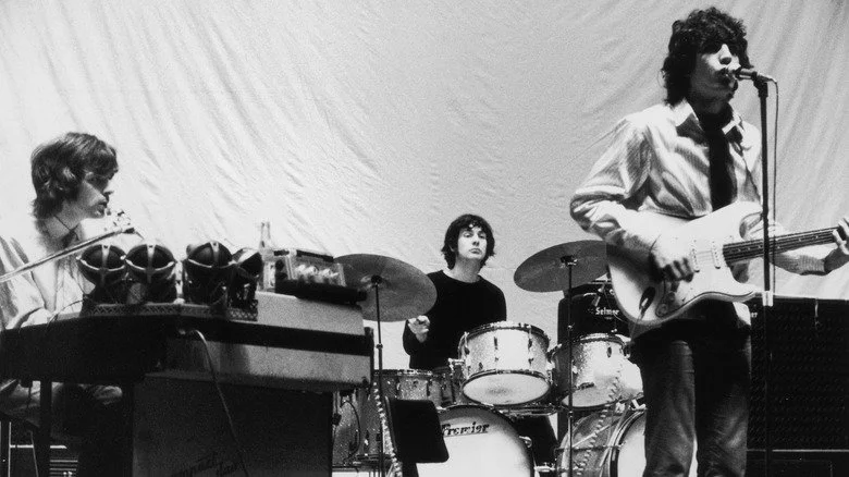 Rick Wright, Nick Mason et Syd Barrett sur scène