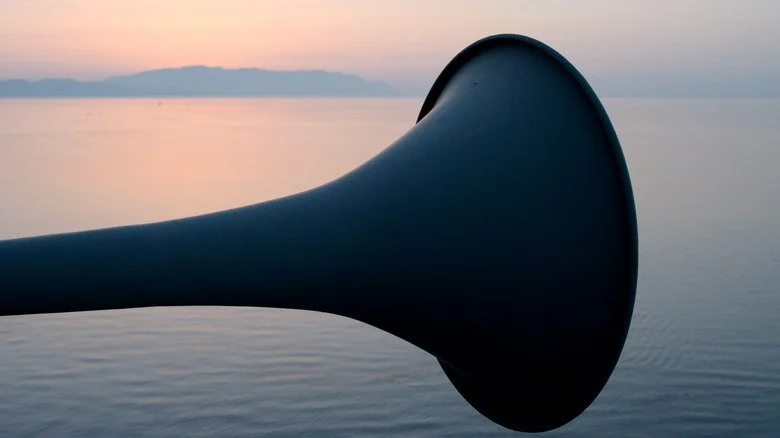 Gros plan sur la corne d’un bateau en mer