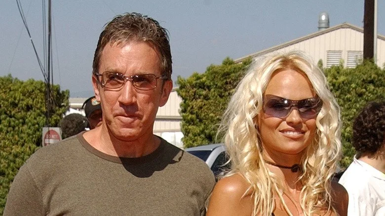 Tim Allen sérieux et Pamela Anderson faisant une grimace