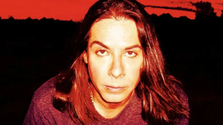 Tim Branom regardant la caméra