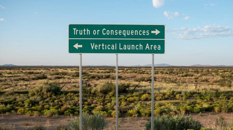 Panneau de la ville Truth or Consequences au Nouveau-Mexique dans le désert