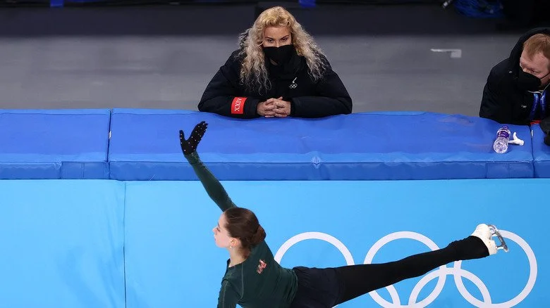Eteri Tutberidze watches Valieva skate