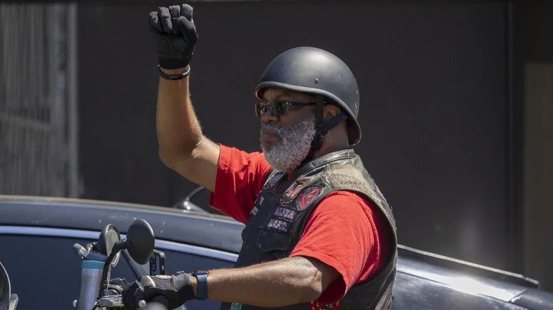 Motard levant le poing en l'air, un autre signal de communication