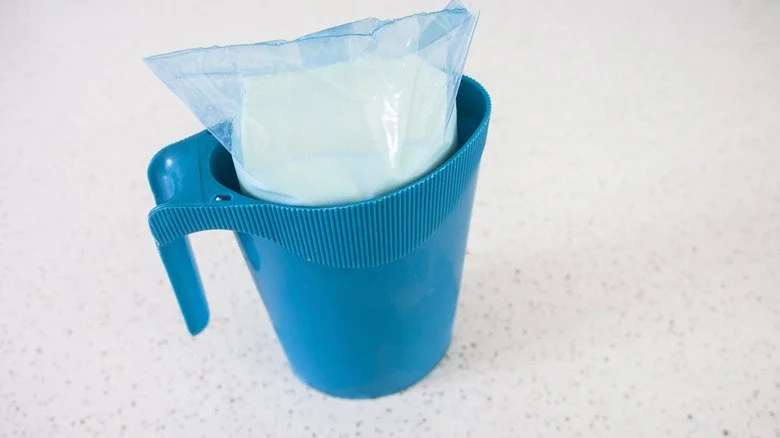 Sachet de lait d'un litre dans un pichet