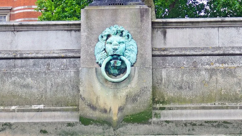 Têtes de lions en fonte le long de la Tamise