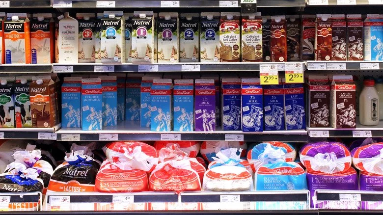 Sachets de lait sur une étagère d'épicerie canadienne
