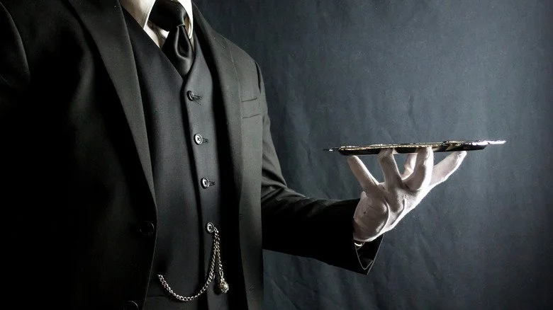 Un majordome tenant un plateau