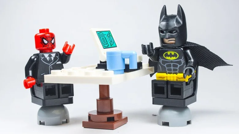 LEGO Spider-Man et Batman lors d'un entretien d'embauche
