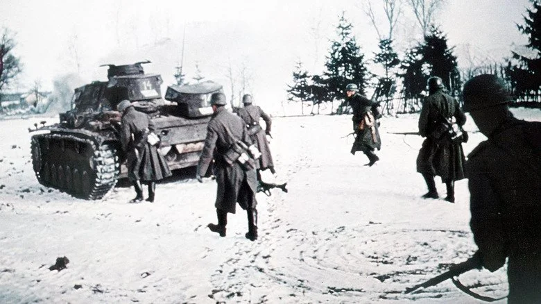 Unités de chars allemands dans la neige en Russie