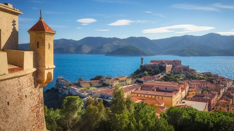 Vue de l'île d'Elbe avec la mer et la côte italienne