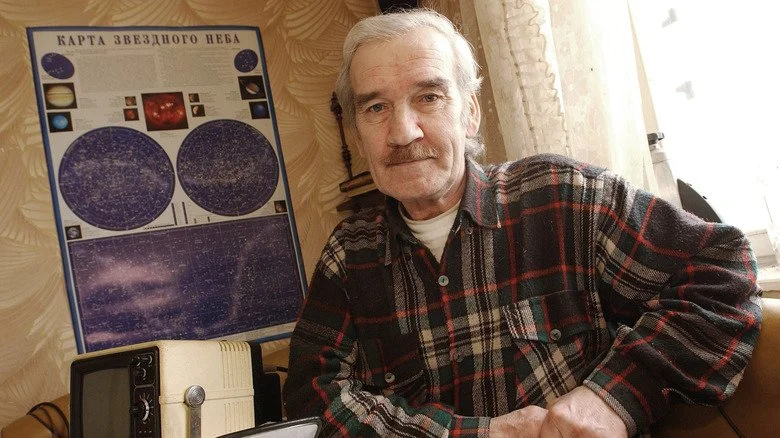 Stanislav Petrov assis chez lui en mars 2004
