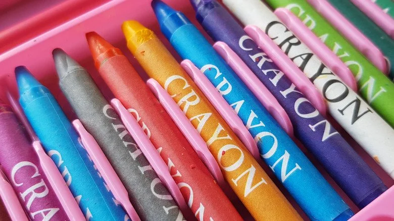 Une boîte de crayons rose