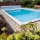 Vue aérienne d’une piscine privée dans un jardin