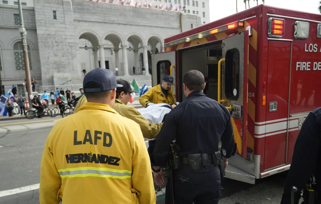 Accident tragique à Los Angeles : une voiture percute une foule